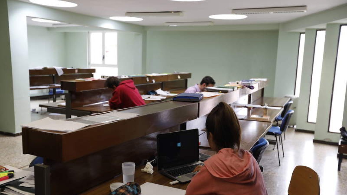 Estudiantes en una biblioteca universitaria. RAMIRO