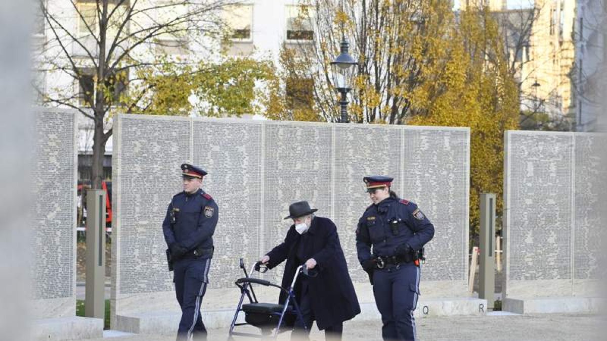 Dos policías y un anciano en el memorial judío de Viena. H. NEUBAUER