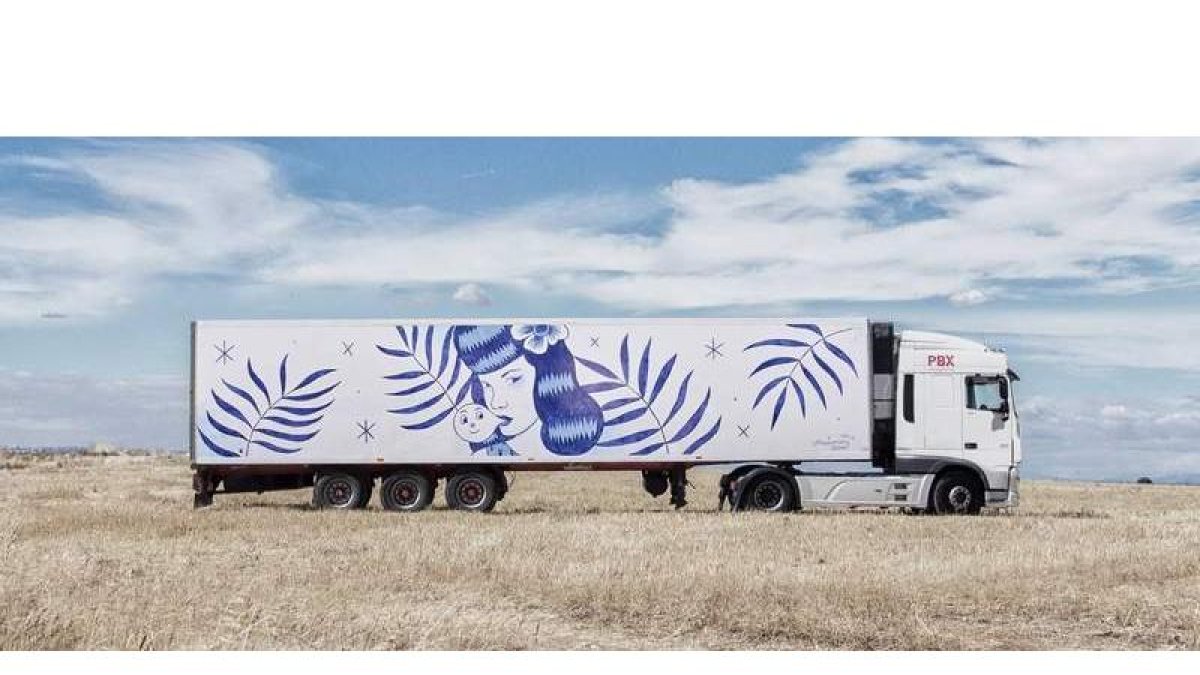 Camión pintado por el artista catalán Sergio Mora que hace la ruta León-Madrid. DL
