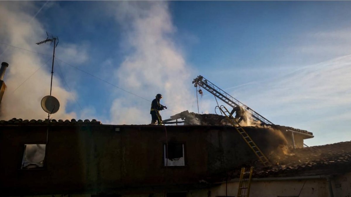 Un momento de la extinción del incendio de esta madrugada en Valduvieco