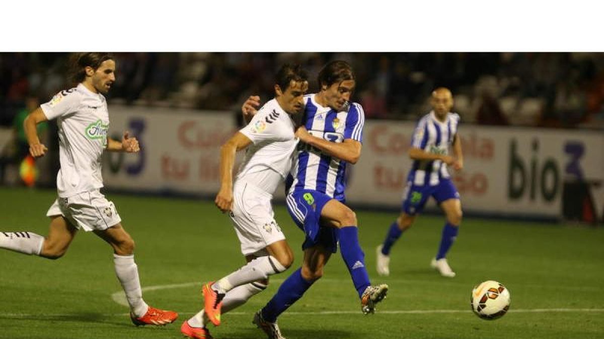 Berrocal trata de llevarse en balón ante la presión ejercida por los jugadores del Albacete durante un lance del partido.