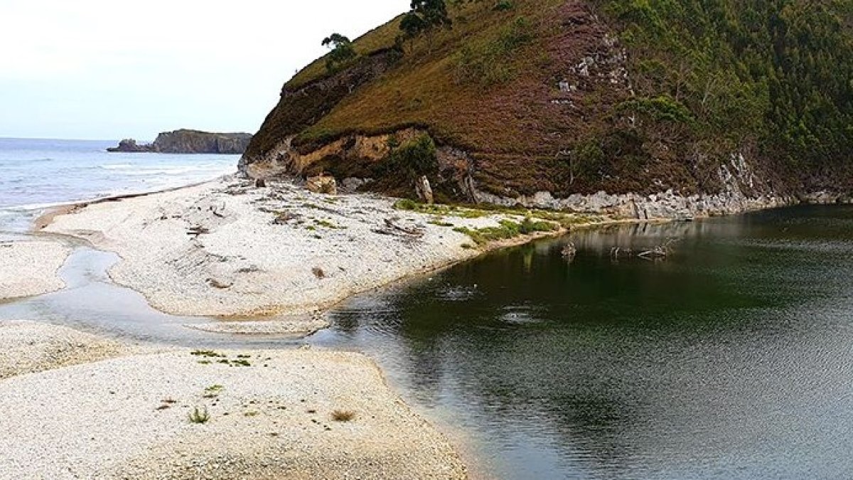 Playa de San Antolín de Bedón, donde se aprecia el río crecido. TURISMO DE ASTURIAS