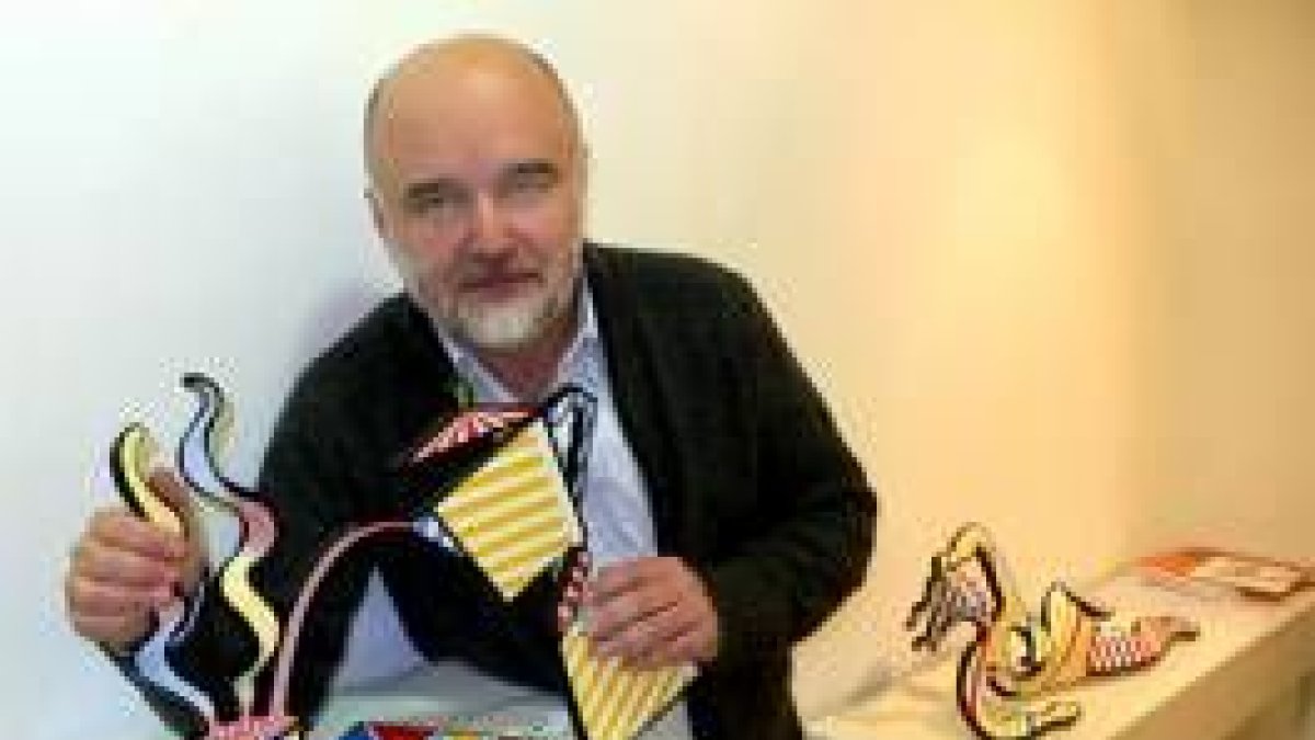 El artista vasco, con una de las obras de su «Color al cubo»
