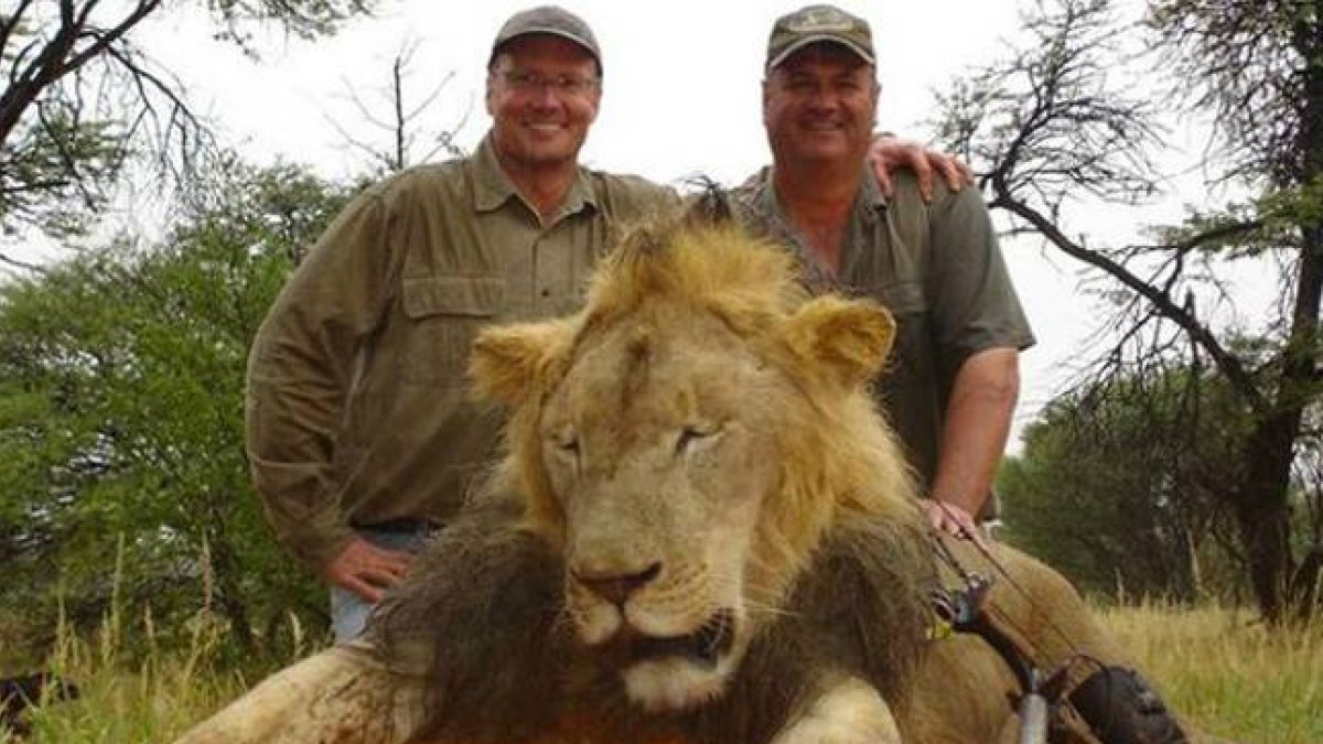 Palmer, a la izquierda de la imagen, junto a otro cazador, y un león abatido años atrás.
