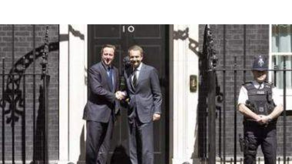 Cameron estrecha la mano al presidente Rodríguez Zapatero, a las puertas del nº 10 de Downing Street