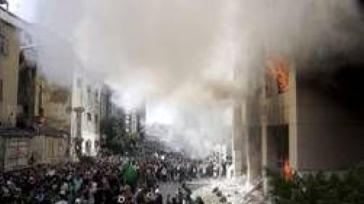 Imagen de la turba ayer en Beirut atacando la sede del consulado danés