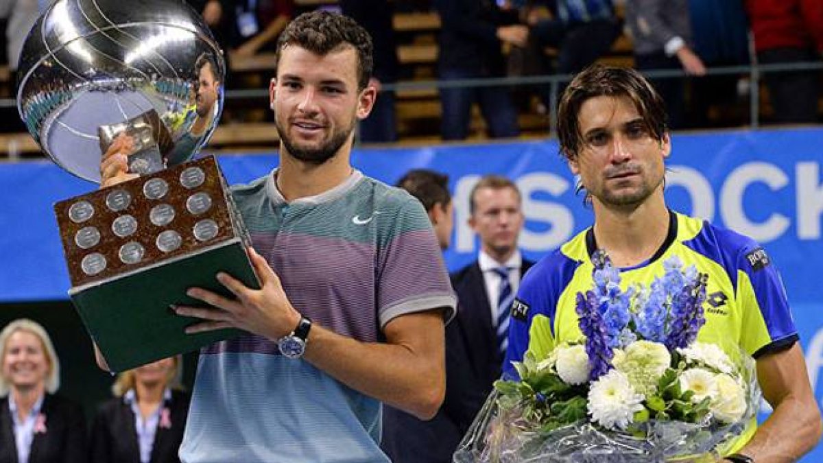 Grigor Dimitrov y David Ferrer, ganador y finalista del torneo de Estocolmo, posan con sus trofeos.