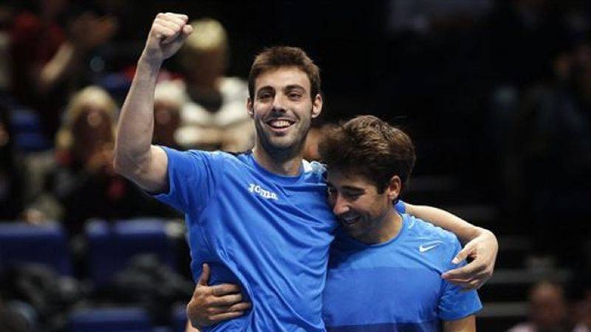 Marcel Granollers y Marc López festejan el histórico triunfo.