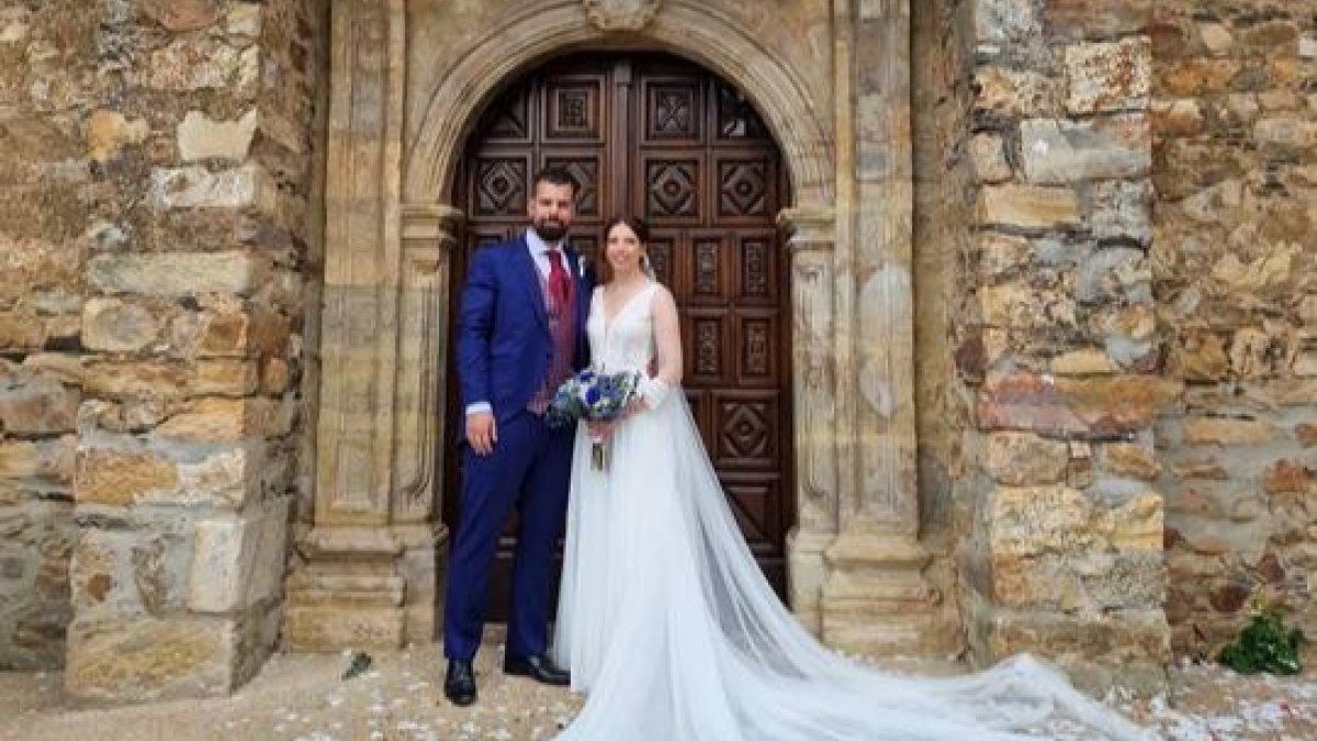 David García y Marta Chichón a las puertas de la iglesia de San Feliz de las Lavanderas. DL