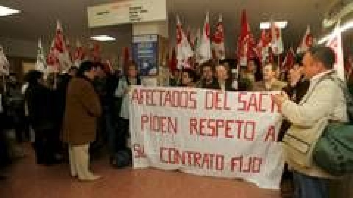 Delegados sindicales y trabajadores de Sacyl recibieron a los encerrados a su salida del ambulatorio
