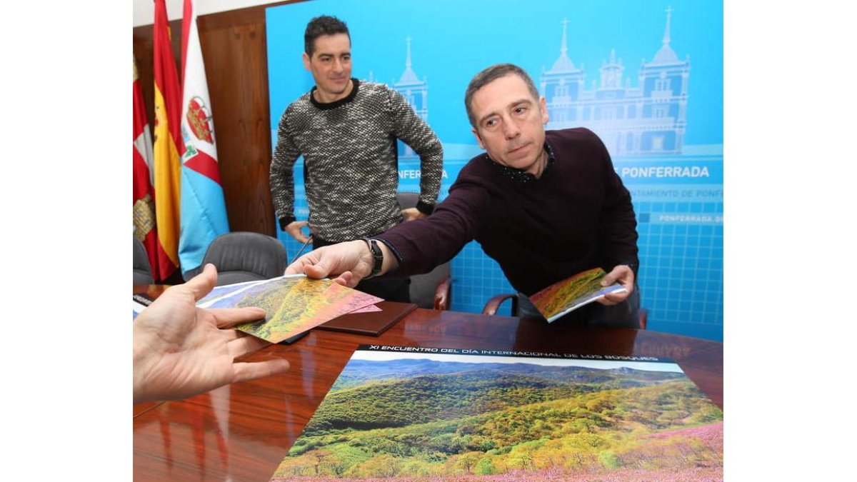 Mendo y un técnico de Medio Ambiente, ayer. de la mata