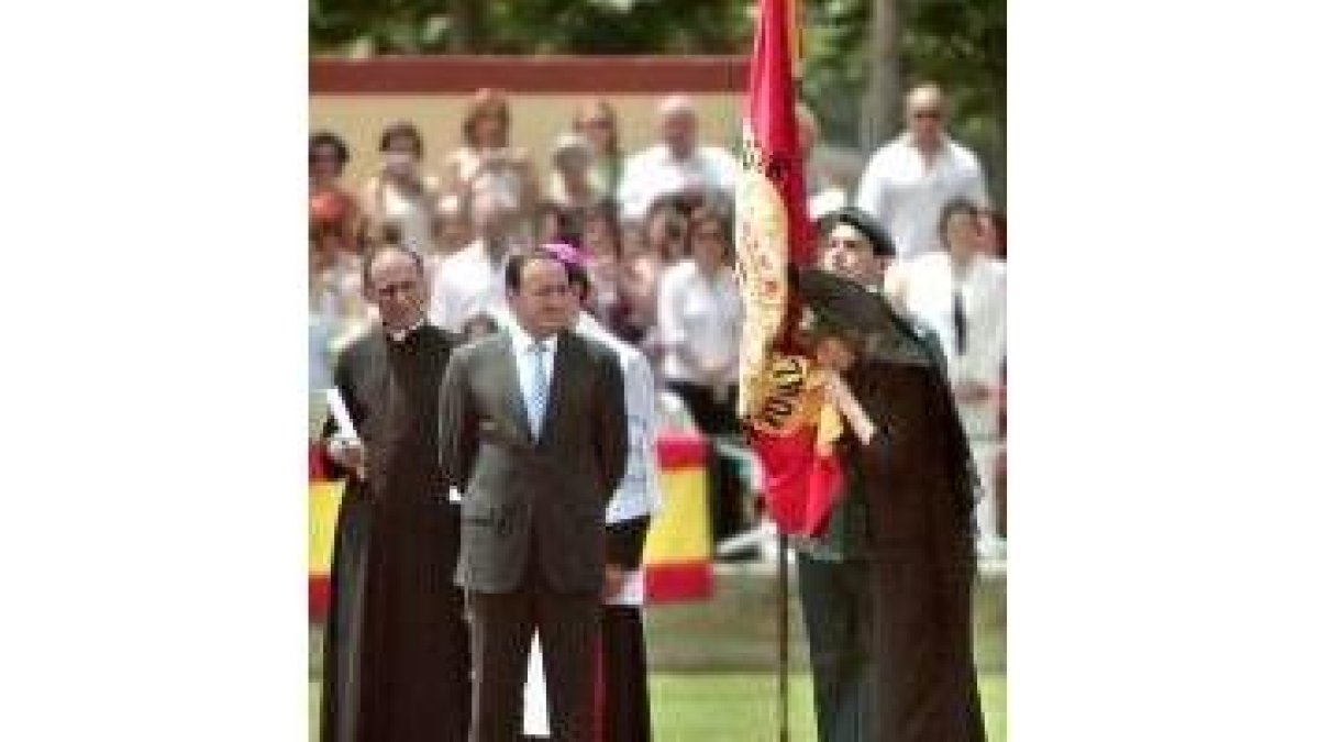 Doña Letizia besa la bandera antes de dar su discurso
