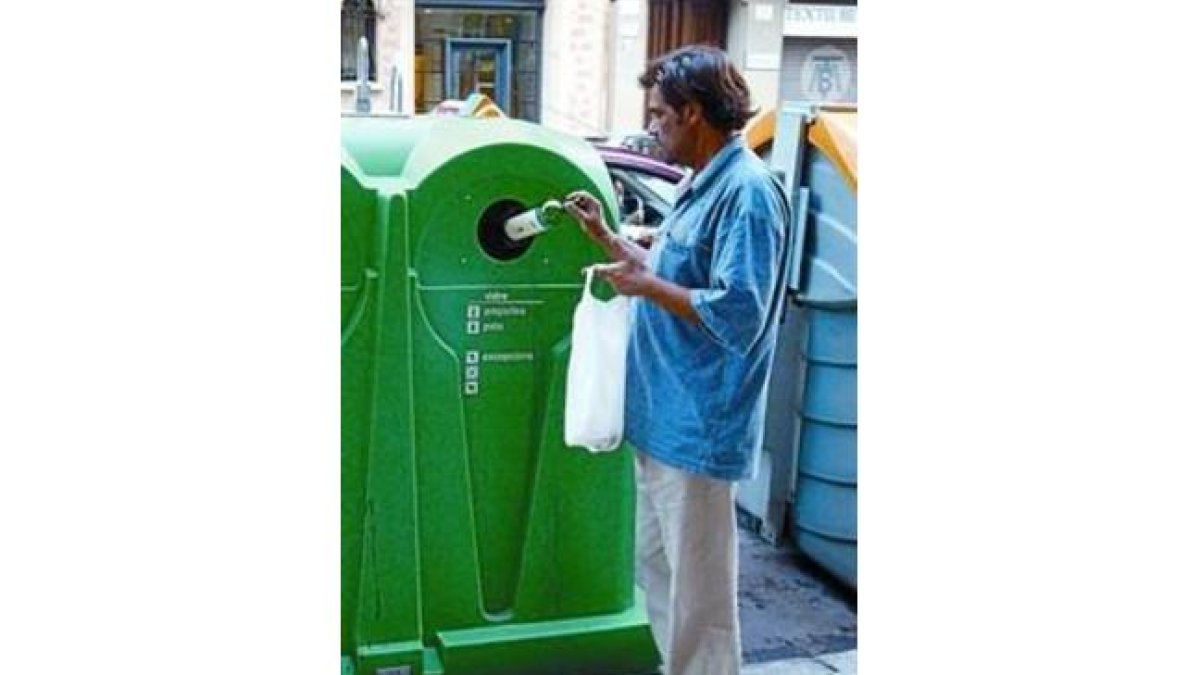 El sistema actual de recogida y reciclaje mediante contenedores.