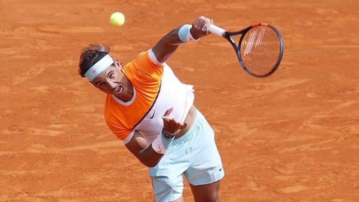 Nadal remata una bola en el partido de cuartos de final de Montecarlo ante Ferrer.