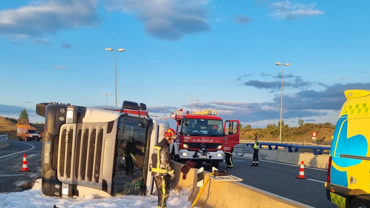 Camión accidentado en la AP-71, a la altura de Valverde de la Virgen. BOMBEROS DE LEÓN