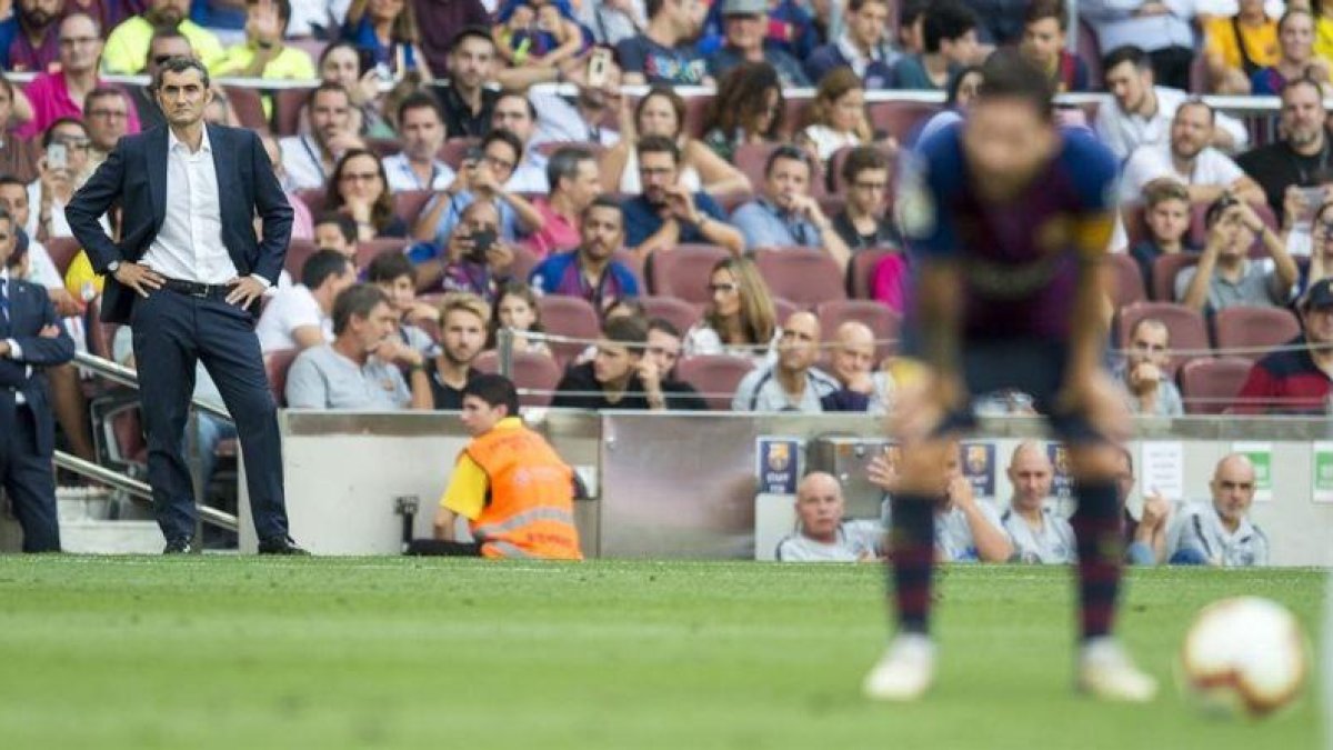 Valverde observa desde lejos a Messi durante el Barça-Huesca.