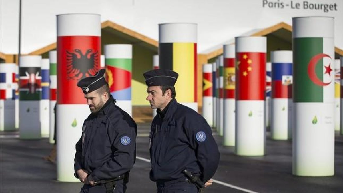 Policías patrullan en la COP21 Conferencia Mundial de Cambio Climático 2015 en París.