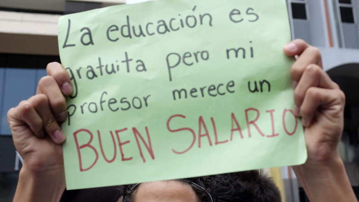 Estudiante exigiendo un sueldo digno para los maestros.