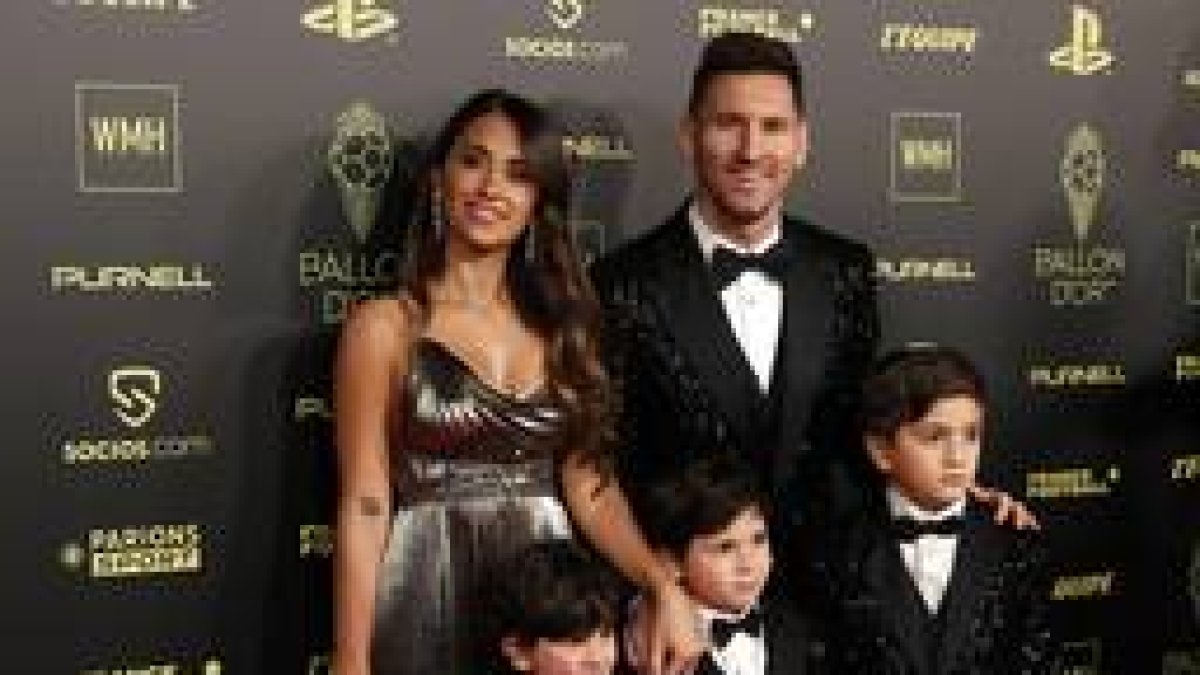 Messi posa con su familia en la ceremonia del Balón de Oro. EFE/EPA/YOAN VALAT