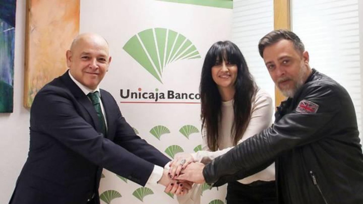 El directivo de Unicaja Banco, Fernando Ríos, y los componentes de Efecto Mariposa, Susana Alva y Frasco Ridgway.