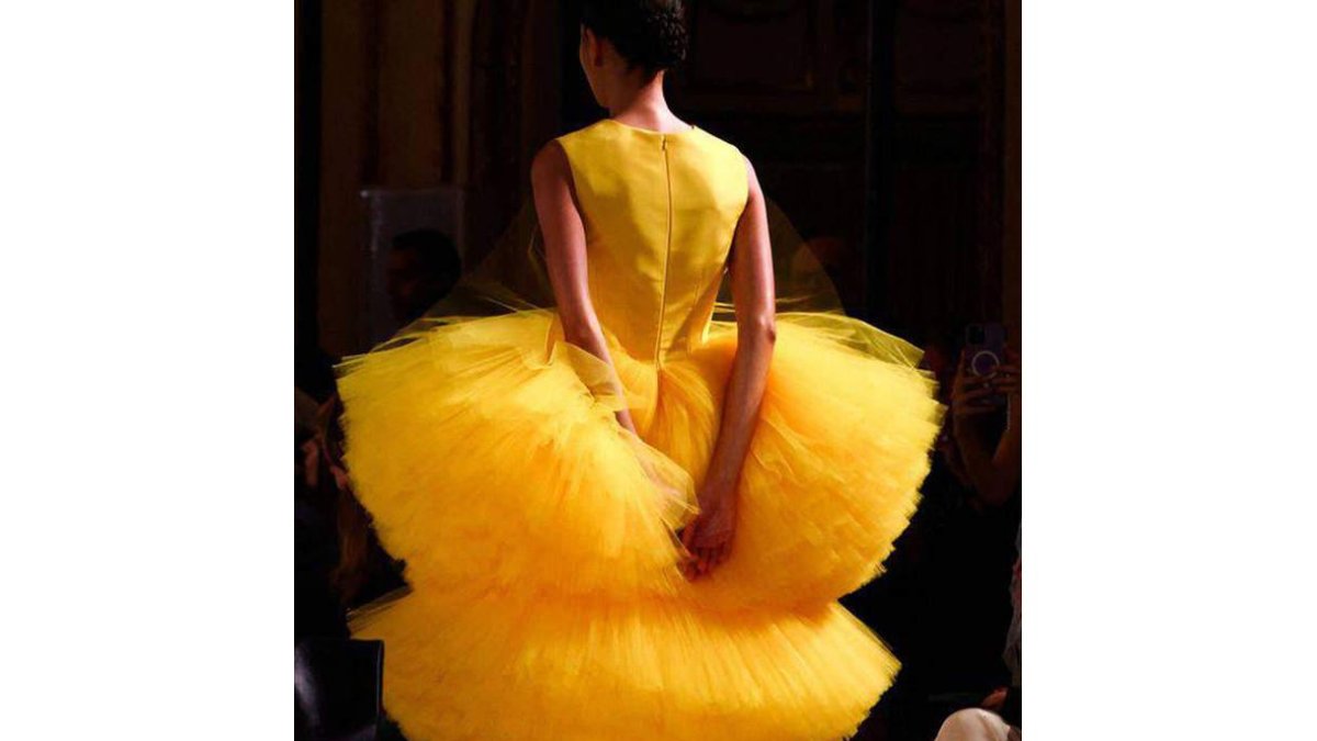 Una modela desfila con un vestido con un enorme volante de tul amarillo durante el desfile de la colección de otoño de Carolina Herrera, en Nueva York.