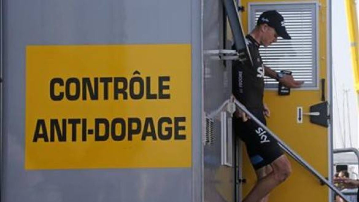 Chris Froome, a la salida del control antidopaje, en la meta del Tour.