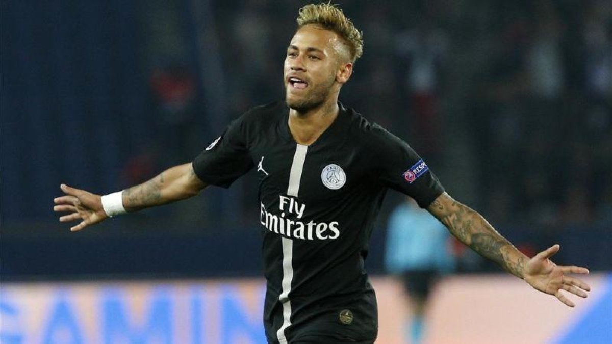 Neymar celebra uno de sus goles ante el Estrella Roja.