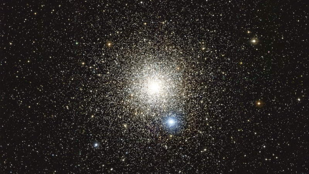 Imagen  de un cúmulo globular de estrellas . ARCHIVO
