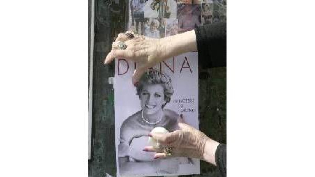 Una mujer coloca una foto de Diana cuando se cumplieron tres años de su muerte