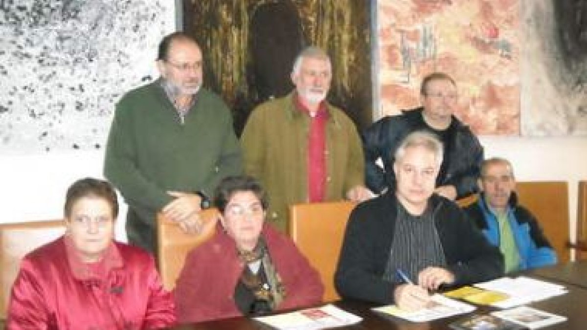 El concejal de Cultura, rodeado por miembros de las asociaciones que participan en la jornada.