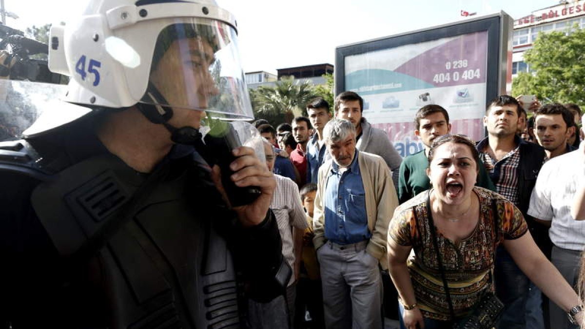 Una mujer grita a la policía turca durante una protesta.