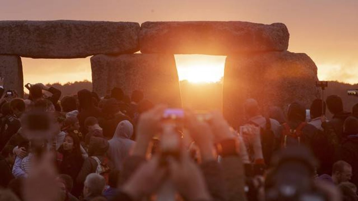 SOLSTICIO DE VERANO. Participantes en la fiesta de Stonehenge, durante la salida del Sol.