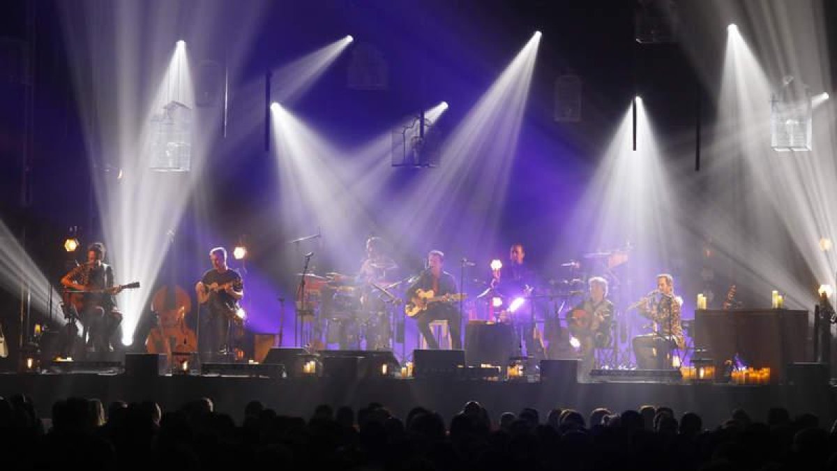 Manolo García logró ayer un lleno total en el Palacio de Deportes, donde ofreció un concierto acústico. MARCIANO PÉREZ