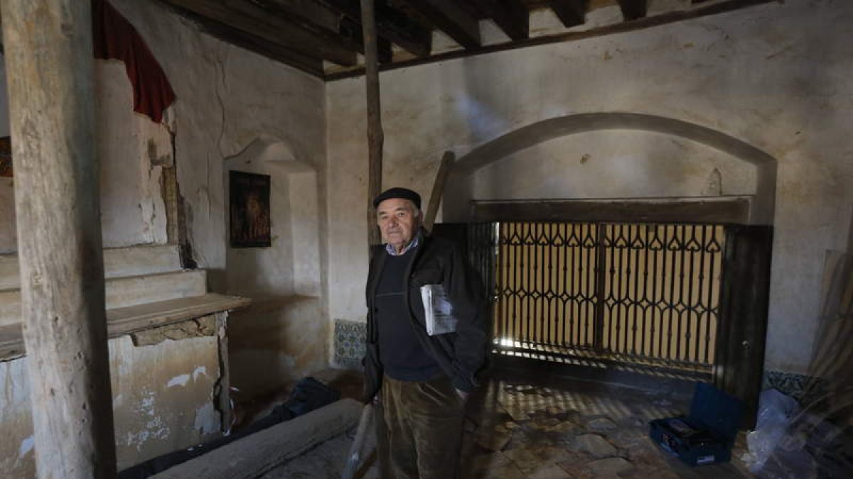 El alcalde, Francisco Espinosa, en el oratorio que comunica el palacio con la iglesia de San Miguel y que será rehabilitado. Abajo, el castillo artillero. MARCIANO PÉREZ