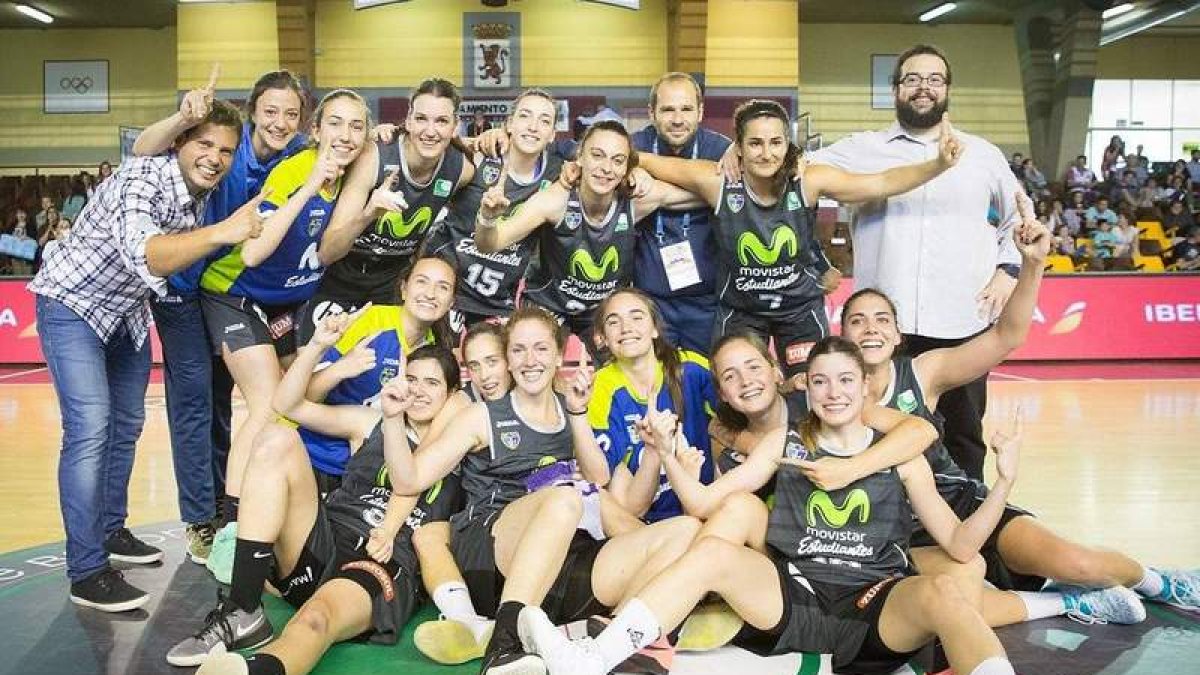 Natalia y Teresa López con el resto de compañeras del Movistar Estudiantes (izquierda) y el equipo del Sant Adriá que le acompañará a la Liga Femenina 1. DL