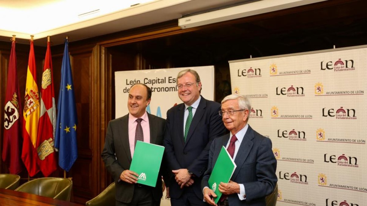 El presidente de Mercasa, David Martínez Fontano, y el de la Academia Iberoamericana de Gastronomía, Rafael Ansón, han suscrito el acuerdo en presencia del alcalde de León, Antonio Silván.