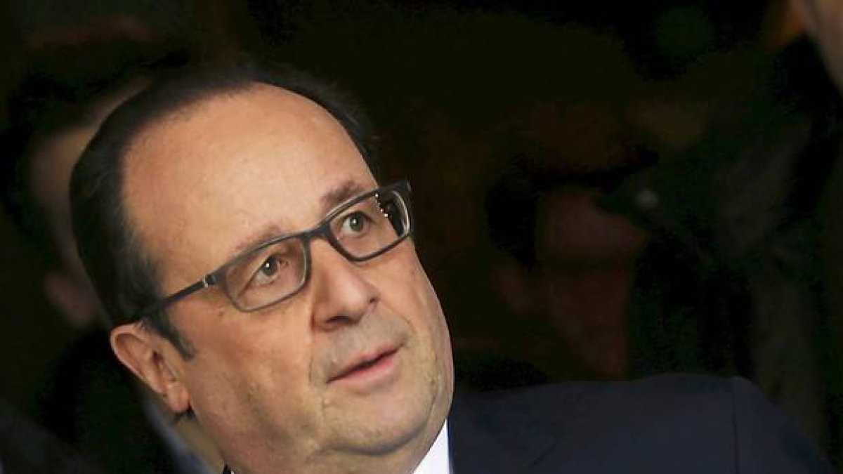 El presidente francés François Hollande sale de votar en Tulle este fin de semana.