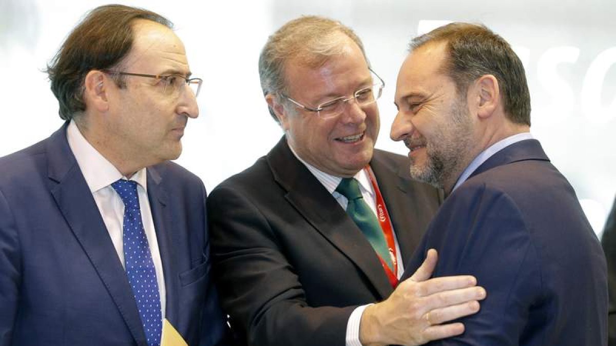 Silván saluda al ministro Ábalos en presencia del alcalde de Palencia, Alfonso Polanco. RAQUEL P. VIECO