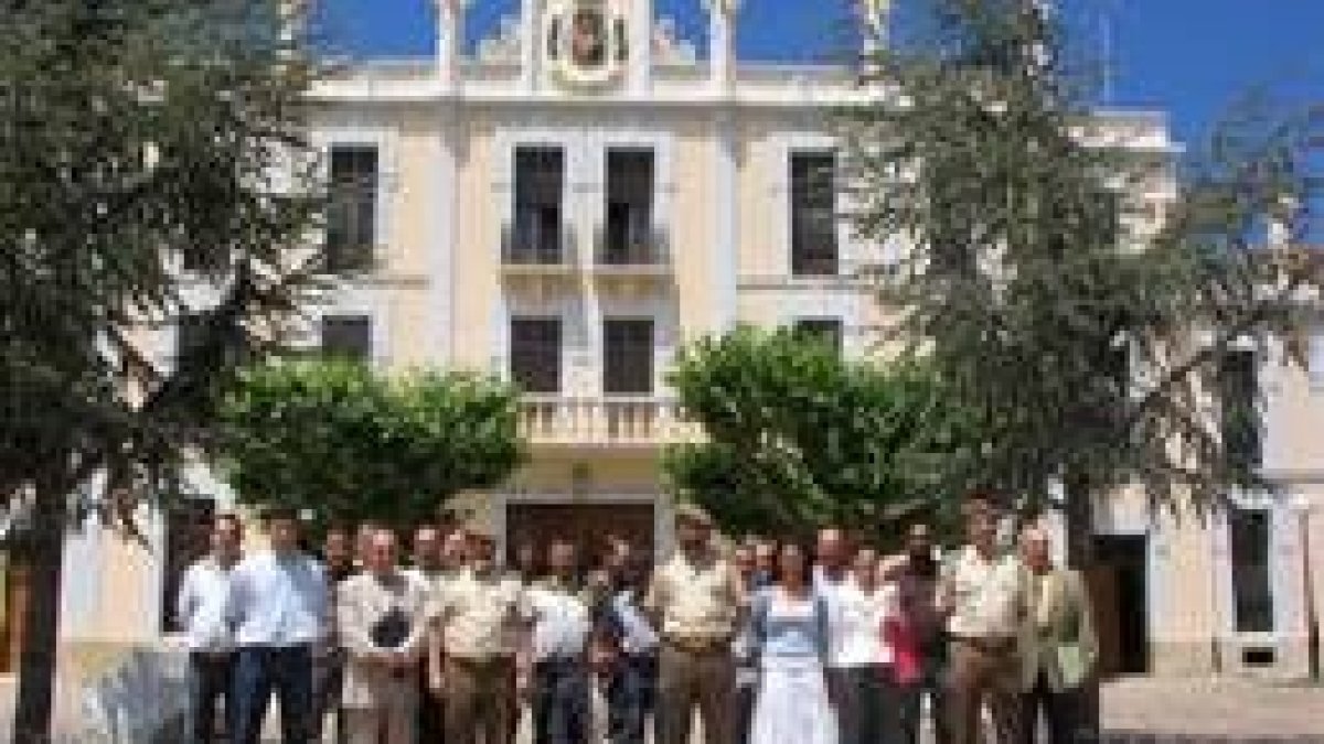 Alumnos, profesores, y representantes del cuartel y del Inem posaron ante la fachada restaurada