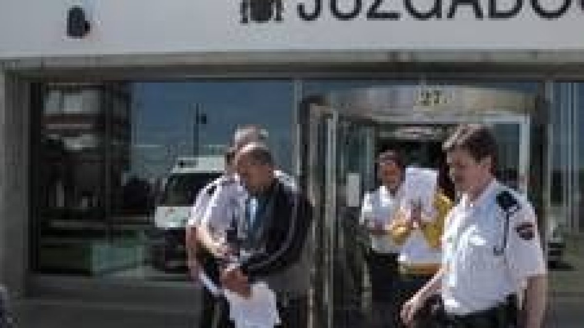 Dos de los arrestados abandonan los juzgados de La Bañeza tras comparecer ante el juez este lunes