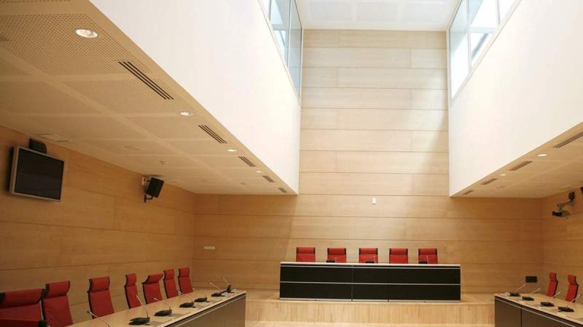 Sala de comisiones de las Cortes de Castilla y León, en su nueva ubicación en Valladolid.