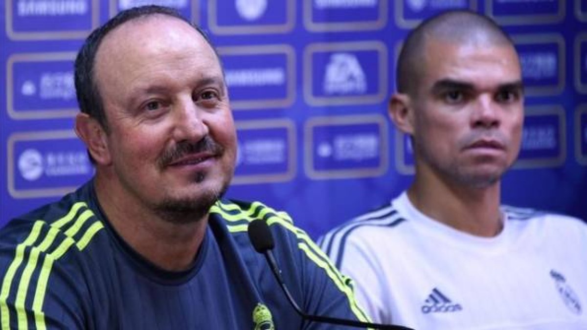 Rafa Benítez en rueda de prensa junto a Pepe.
