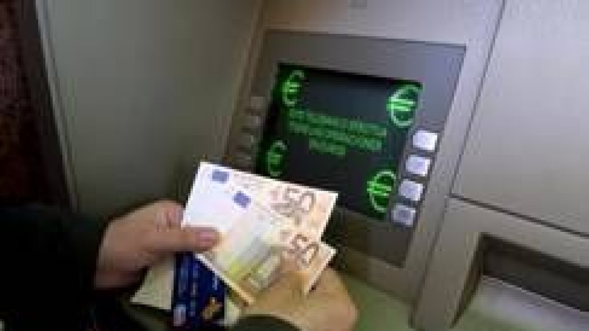 La banca española tiene de plazo hasta el 2008 para adaptar los cajeros a la nueva tecnología