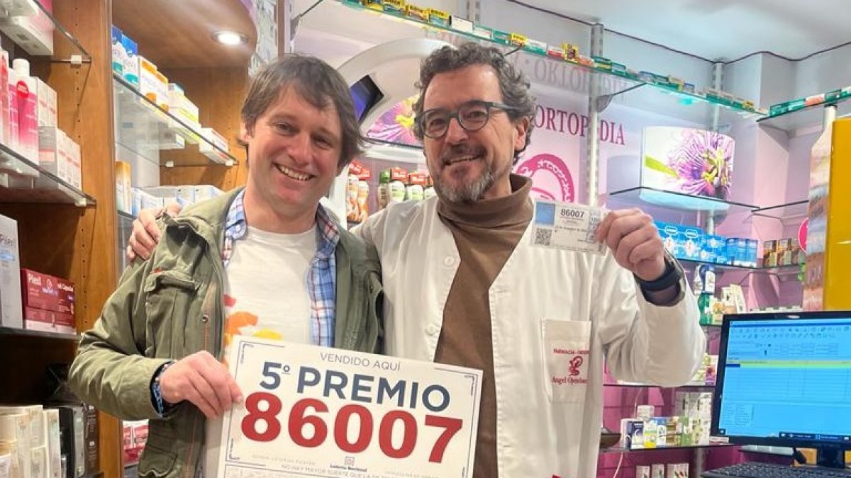 El vendedor, Raúl Fuertes, con el comprador del décimo premiado, Ángel Ojembarrena. DL
