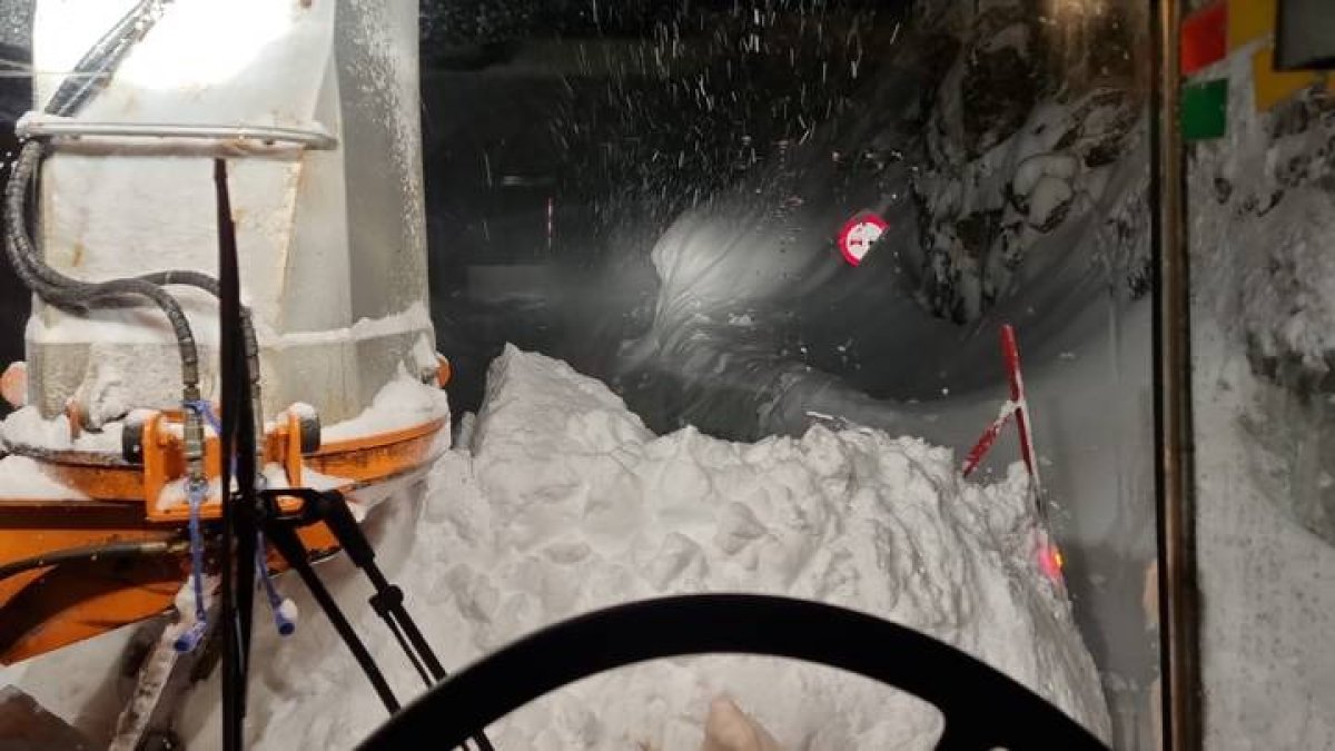 Carretera de Llánaves de la Reina, donde hay espesores de nieve que superan el metro y medio. DL