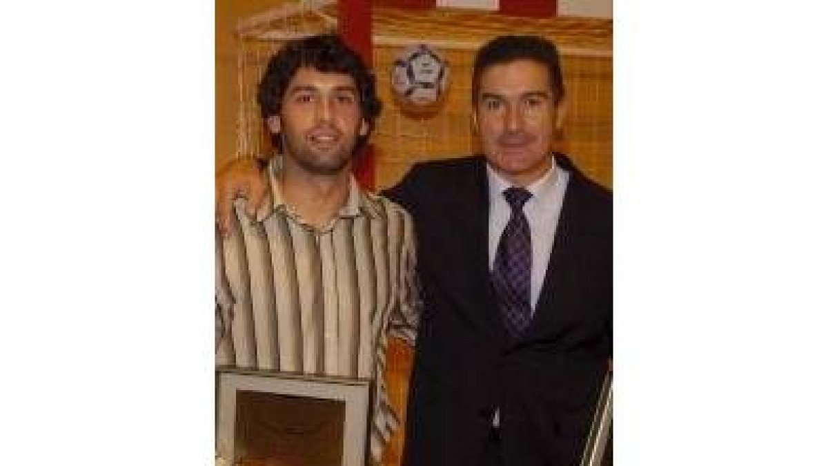 Juanín y Cadenas, en una imagen de archivo recogiendo dos premios
