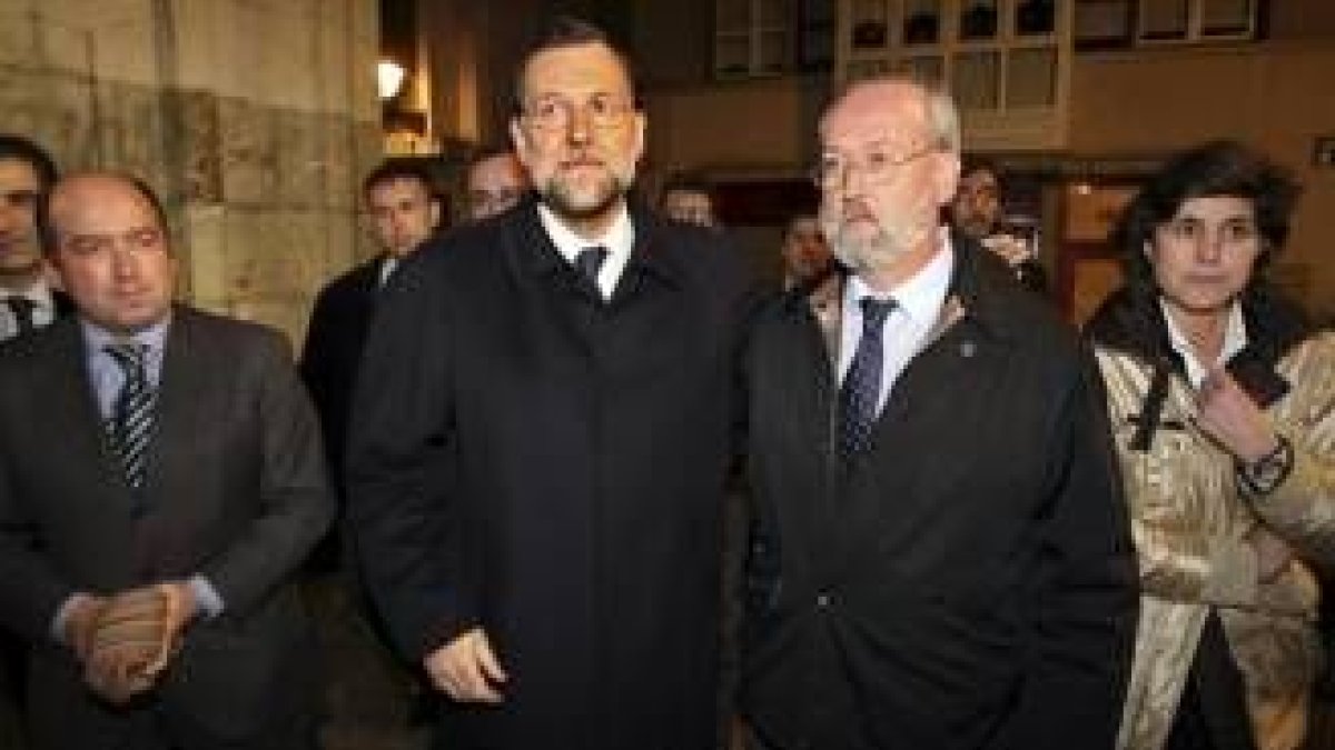 Rajoy, acompañado por los dirigentes vascos de su formación, durante su visita a Mondragón