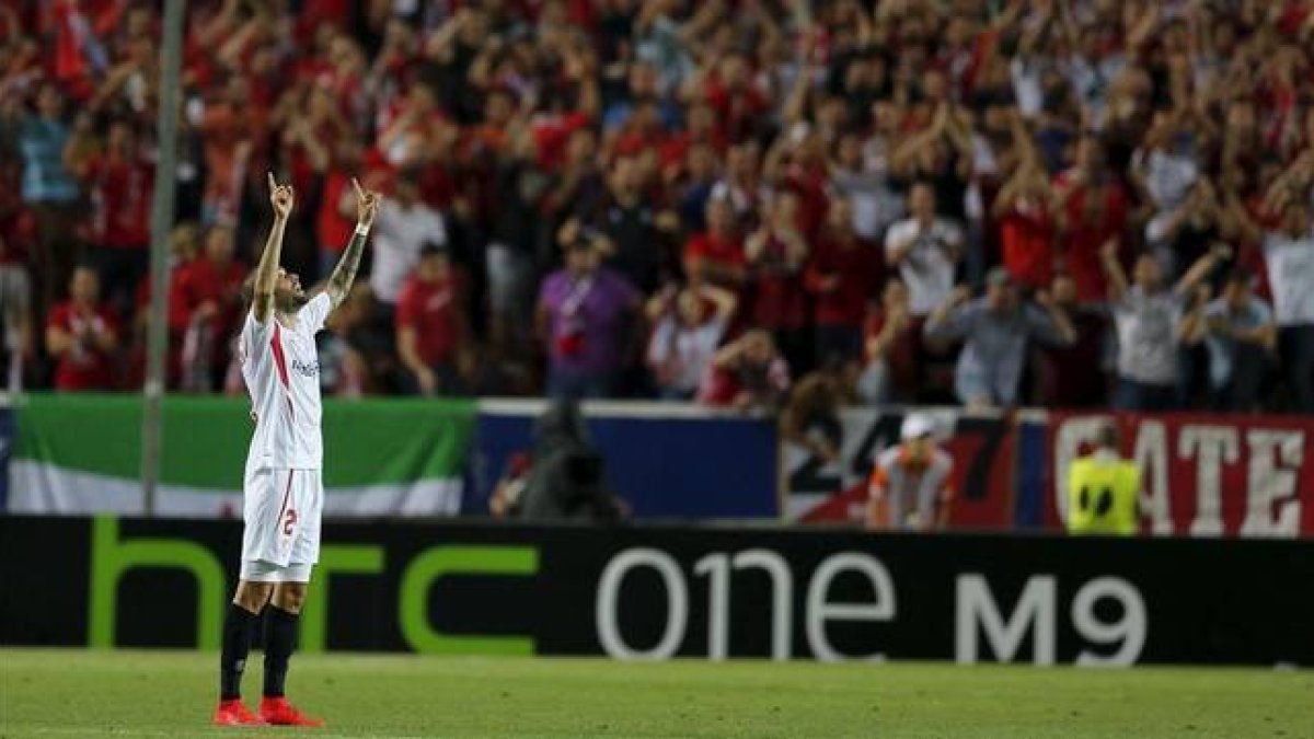 Aleix Vidal celebra uno de sus goles al Fiorentina.