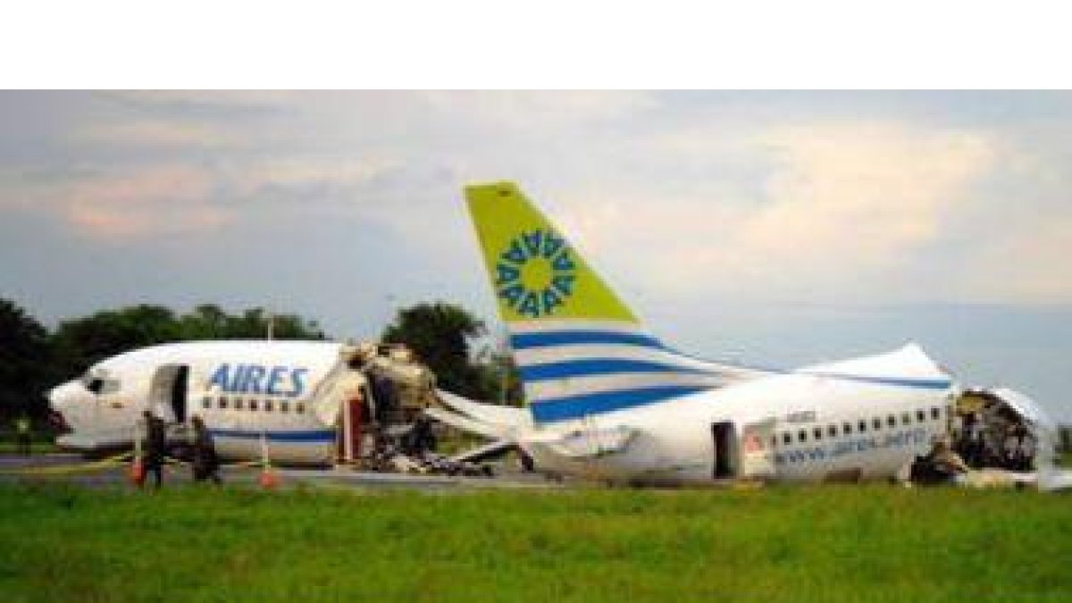 El avión que fue alcanzado por un rayo cerca a la pista del aeropuerto de San Andrés (Colombia)