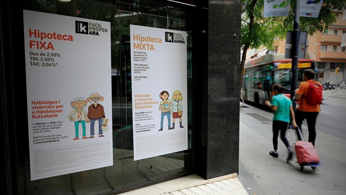 Oficina de Kutxabank con publicidad sobre hipotecas.